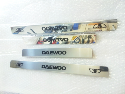 Daewoo Nexia накладки на пороги дверных проемов, из нержавеющей стали с надписью Daewoo, комплект 4 шт.