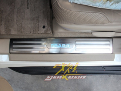 Toyota Land Cruiser Prado 150 (2010-) накладки на порожки передних и задних дверных проемов со светящейся надписью "Prado", нержавеющая сталь