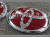 Toyota Reiz оригинальные красные эмблемы на капот и заднюю крышку багажника, комплект 2 шт.