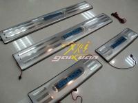 Toyota Land Cruiser Prado 150 (2010-) накладки на порожки передних и задних дверных проемов со светящейся надписью "Prado", нержавеющая сталь