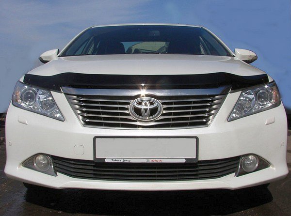 Дефлектор капота темный Toyota Camry 50 с 2011 года
