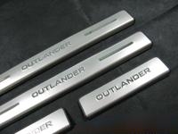 Mitsubishi Outlander XL (10-) накладки порогов дверных проемов из нержавеющейя стали с логотипом "OUTLANDER", комплект 4 шт.