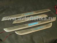 Toyota Camry V30 (2002-2006) накладки порогов дверных проемов, из нержавеющей стали с подсветкой CAMRY.