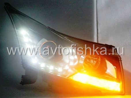 Chevrolet Cruze (08-) черные линзовые передние фары со светящимися ободками и диодной подсветкой в стиле Volkswagen, комплект 2 шт.