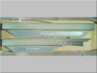 Toyota Camry V40 (06-) накладки порогов дверных проемов, пластиковые со вставкой из нержавеющей стали с подсветкой "Camry", бежевые, комплект 4 шт.