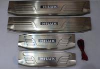 Toyota Hilux (06–/09–/12–) Накладки на дверные пороги с логотипом и LED подсветкой, нерж.