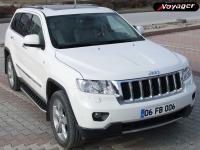 Jeep Grand Cherokee (11–/13–) Комплект алюминиевых порогов (высокий бортик), боковая часть из нерж. стали, модель HIHIT X Voyager GCHR3-YHTXP