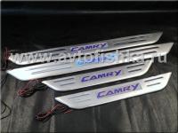 Toyota Camry V40 (06-) накладки порогов дверных проемов, из нержавеющей стали с подсветкой CAMRY.
