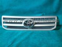 Toyota Land Cruiser Prado 120 (02-) решетка радиатора серебристая с горизонтальными ламелями.