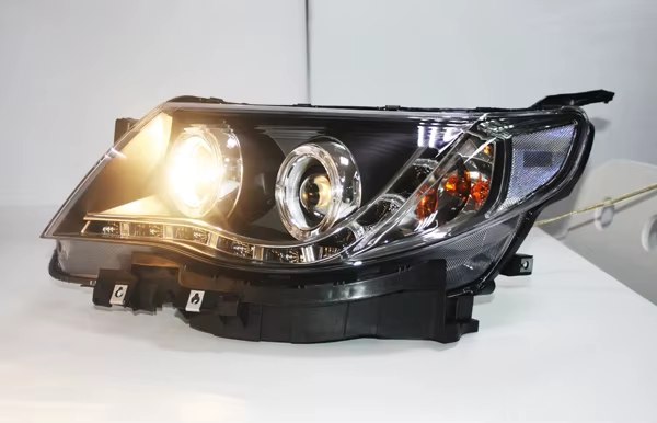 Subaru Forester (09-12) фары передние линзовые черные, с подсветкой DRL и светящимися ободками, комплект 2 шт.