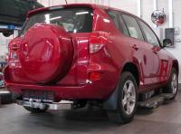Toyota RAV4 (06–/09–) Фаркоп (тягово-сцепное устройство) (50/1500кг) с подножкой и нержав. пластиной