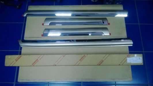 Toyota Land Cruiser Prado (09–/13–) Боковые молдинги на двери 4 шт., хром. Цвет: чёрные