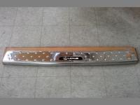 Toyota Land Cruiser 100 (1998-2007) накладка заднего бампера, нержавеющая сталь, с логотипом "Land Cruiser".