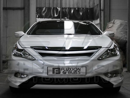 Hyundai Sonata YF (10-) спортивный бампер с решеткой радиатора и ресничками на фары, дизайн FNB