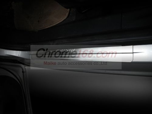 Ford Fiesta (08-) хэтчбек накладки порогов дверных проемов из нержавеющей стали с подсветкой, комплект 4 шт.