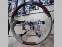 Toyota Camry 40, Highlander, Hilux (2006-) руль спортивный с отделкой из бежевой кожи и темного дерева.