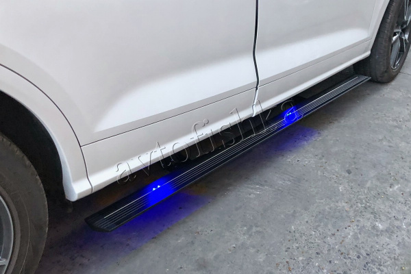 Audi Q5L (18-) штатные выезжающие электропороги автоматические