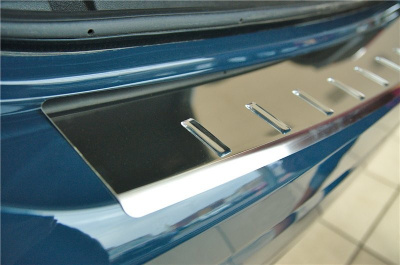 Накладка на задний бампер с загибом, зеркальная Alu-Frost 40-5544 для VW Tiguan II