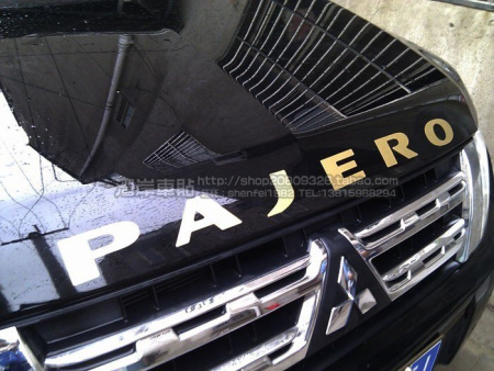 Наклейка Pajero на капот, буквы позолоченные металлизированные.