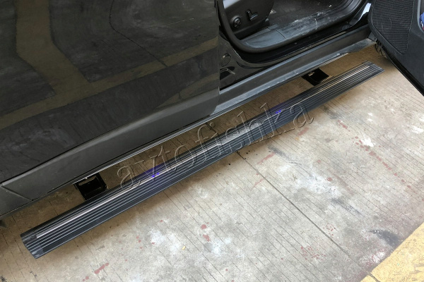 Jeep Cherokee (16-) штатные выезжающие электропороги автоматические