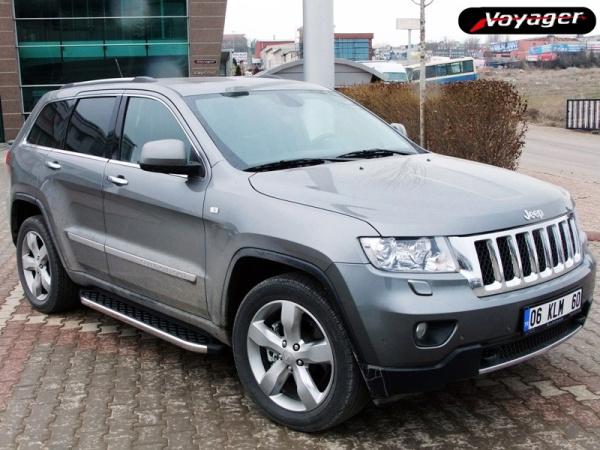 Jeep Grand Cherokee (11–/13–) Комплект алюминиевых порогов (высокий бортик), боковая часть из нерж. стали, модель HIHIT X Voyager GCHR3-YHTXP