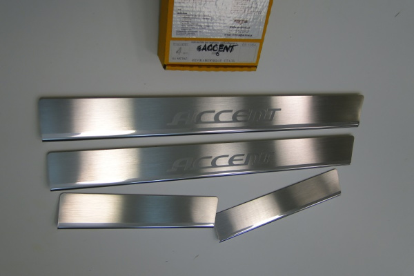 Hyundai Accent (06-) 5 дверн. накладки на внутренние пороги, к-кт 4шт.