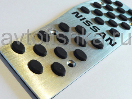 Алюминиевая накладка на подставку под левую ногу с логотипом Nissan