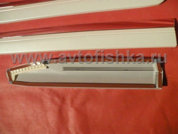 Toyota Land Cruiser 150 (09-) накладки на двери, молдинги жемчужно-белый перламутр (070) с хромированными вставками, дизайн Lexus LX, комплект 4 шт.