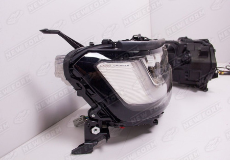 Toyota Land Cruiser LC 300 2021 - н.в. Передние фары с логотипом