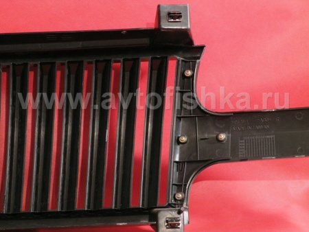 Chevrolet Tahoe, Suburban (99-06) черная радиаторная решетка с вертикальным дизайном