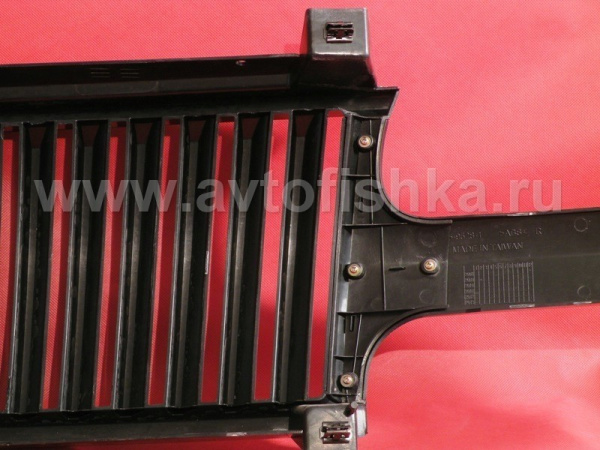 Chevrolet Tahoe, Suburban (99-06) черная радиаторная решетка с вертикальным дизайном