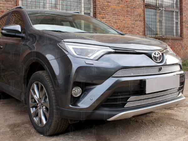 Toyota RAV4 (15–) Защита радиатора Premium, хром, верх (с камерой)