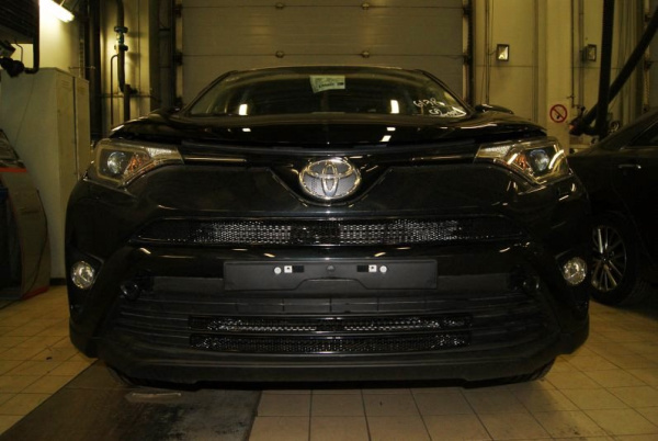 Сетка на бампер внешняя для TOYOTA RAV 4 2015->, 3 шт., черн., 15 мм, для автомобилей без камеры