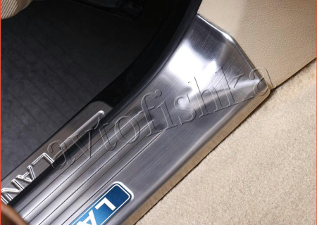 Toyota Land Cruiser 200 (08-) накладки на пороги дверных проемов, из нержавеющей стали с надписью Toyota, комплект 12 шт.
