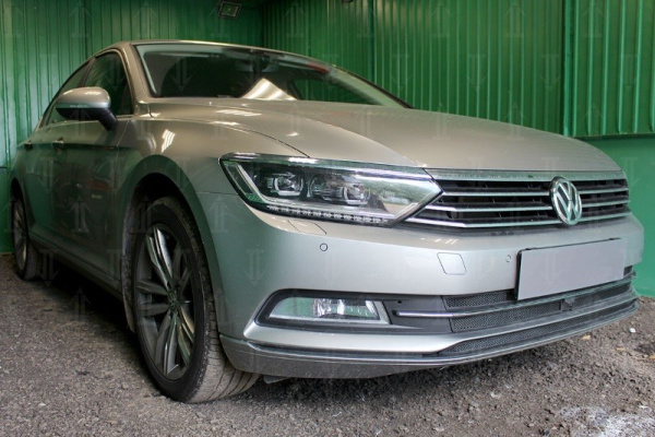 Volkswagen Passat (15–) Защита радиатора, чёрная (3 части) с фронтальной камерой ( B8 1.8 TSI)
