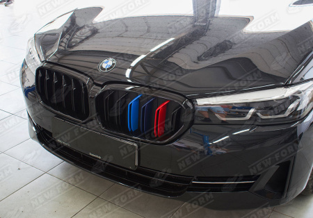 BMW 5 серия G30/G31 рестайлинг 2020 - н.в. Решетка радиатора M5 триколор