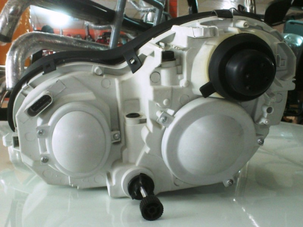 Mercedes C-class W203 (03-07) передние фары линзовые хромированные со светящимися ободками и подсветкой DRL, в комплекте 2 шт.