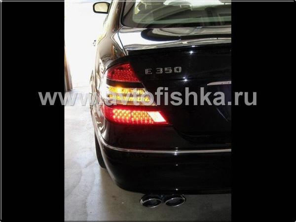 Mercedes E W211 (02-06) фонари задние светодиодные красно-белые с белыми молдингами, дизайн W221, комплект 2 шт.
