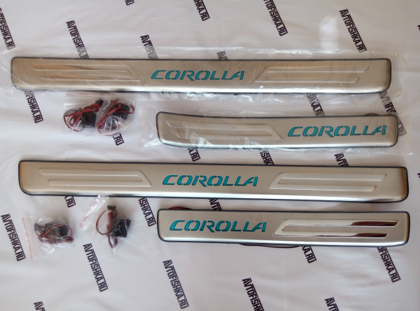 Toyota Corolla седан (01-06) накладки порогов дверных проемов из нержавеющей стали с подсветкой, комплект 4 шт.