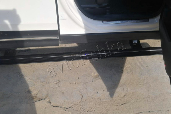 Mercedes-Benz GLB200 (20-) штатные выезжающие электропороги автоматические