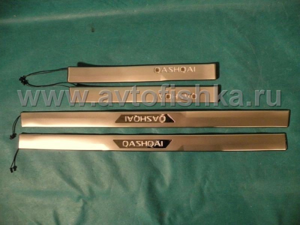 Nissan Qashqai +2 (08-) накладки порогов дверных проемов, из нержавеющей стали с подсветкой "Qashqai".