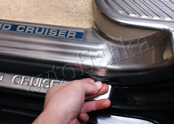 Toyota Land Cruiser 200 (08-) накладки на пороги дверных проемов, из нержавеющей стали с надписью Toyota, комплект 12 шт.