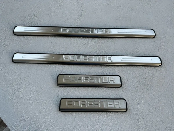 Subaru Forester (13–18) Накладки на дверные пороги с логотипом, нерж.