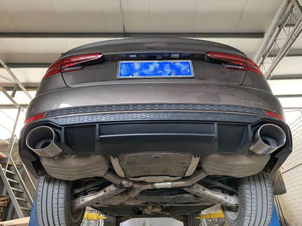 Черный диффузор RS4 с насадками для Audi A4 S-line