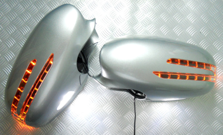 Mercedes W219, W221 (05-09) корпуса боковых зеркал серебристые, с поворотниками "СТРЕЛА" и подсветкой Welcome, комплект 2 шт.