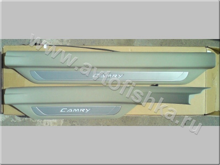 Toyota Camry V40 (06-) накладки порогов дверных проемов, пластиковые со вставкой из нержавеющей стали с подсветкой "Camry", бежевые, комплект 4 шт.