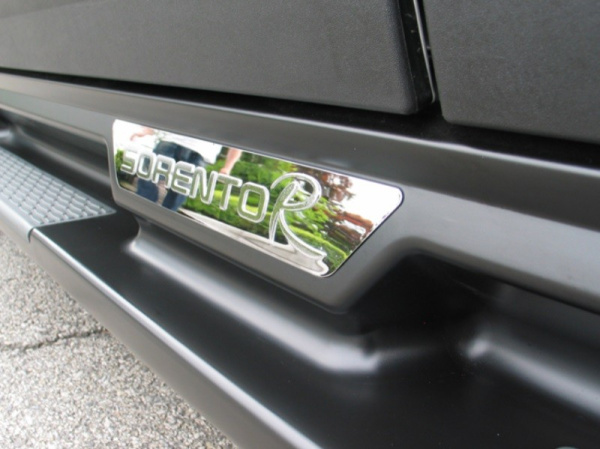 Kia Sorento (09–/13–) Шильдик SorentoR к порогам CNT14-13SLT-005A (хром, 1 штука)