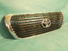 Toyota Land Cruiser 200 (07-11) решетка радиатора черная с хромированной рамкой.