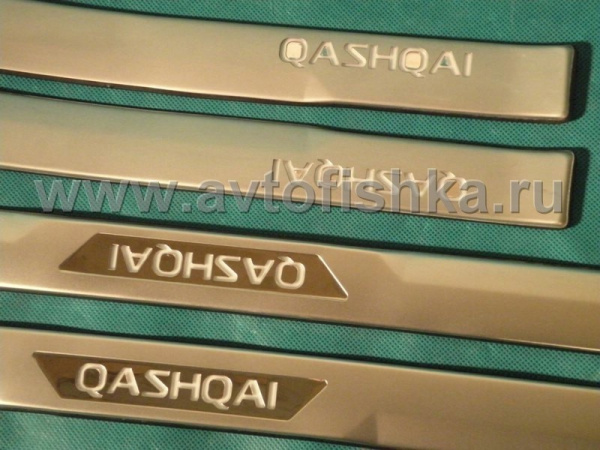 Nissan Qashqai +2 (08-) накладки порогов дверных проемов, из нержавеющей стали с подсветкой "Qashqai".