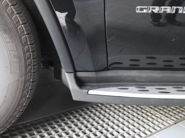 Jeep Grand Cherokee (11–/13–) Пороги OEM